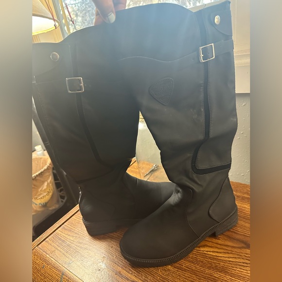 Are black it say size 39 I think is 7 us very good condition! - Picture 1 of 4